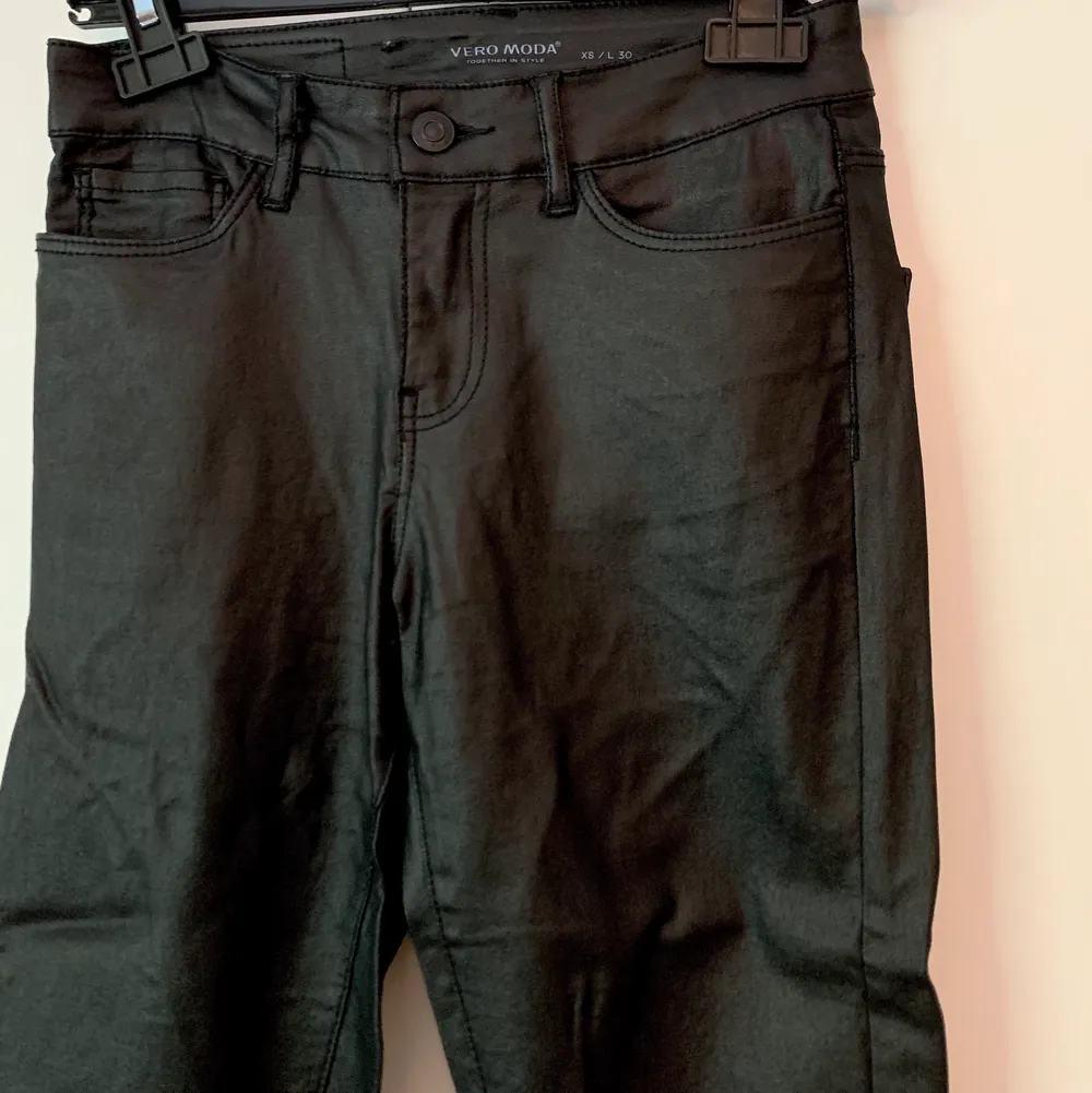Svarta tighta skinnbyxor (känns som tights)🌼 Frakt tillkommer😊. Jeans & Byxor.