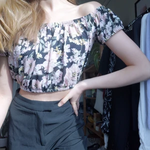 Blommig off-shouldertopp från Gina Tricot - Off-shouldertopp från Gina Tricot i storlek XS, använd ett fåtal gånger💕