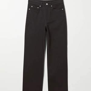 Svarta jeans från Weekday i modellen Rowe, riktigt snygga men tyvärr en storlek för liten för mig. Knappt använda så skicket är väldigt fint. Priset är exklusiva frakt. Kan mötas upp i Stockholm ☺️