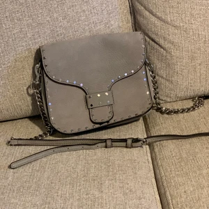 Grå väska - Helt ny väska från Minkoff. Använd 1 gång 