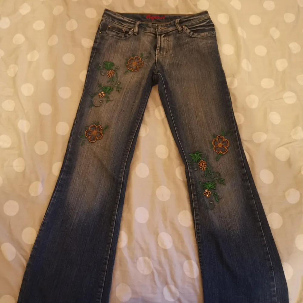Ett par jätte fina jeans köpta på secondhand, måste tyvärr sälja pga av att jag behöver pengar.OBS(defekt) Finns 3 vita stäck i slutet av jeansen på båda sidorna. . Jeans & Byxor.