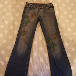 Ett par jätte fina jeans köpta på secondhand, måste tyvärr sälja pga av att jag behöver pengar.OBS(defekt) Finns 3 vita stäck i slutet av jeansen på båda sidorna. 