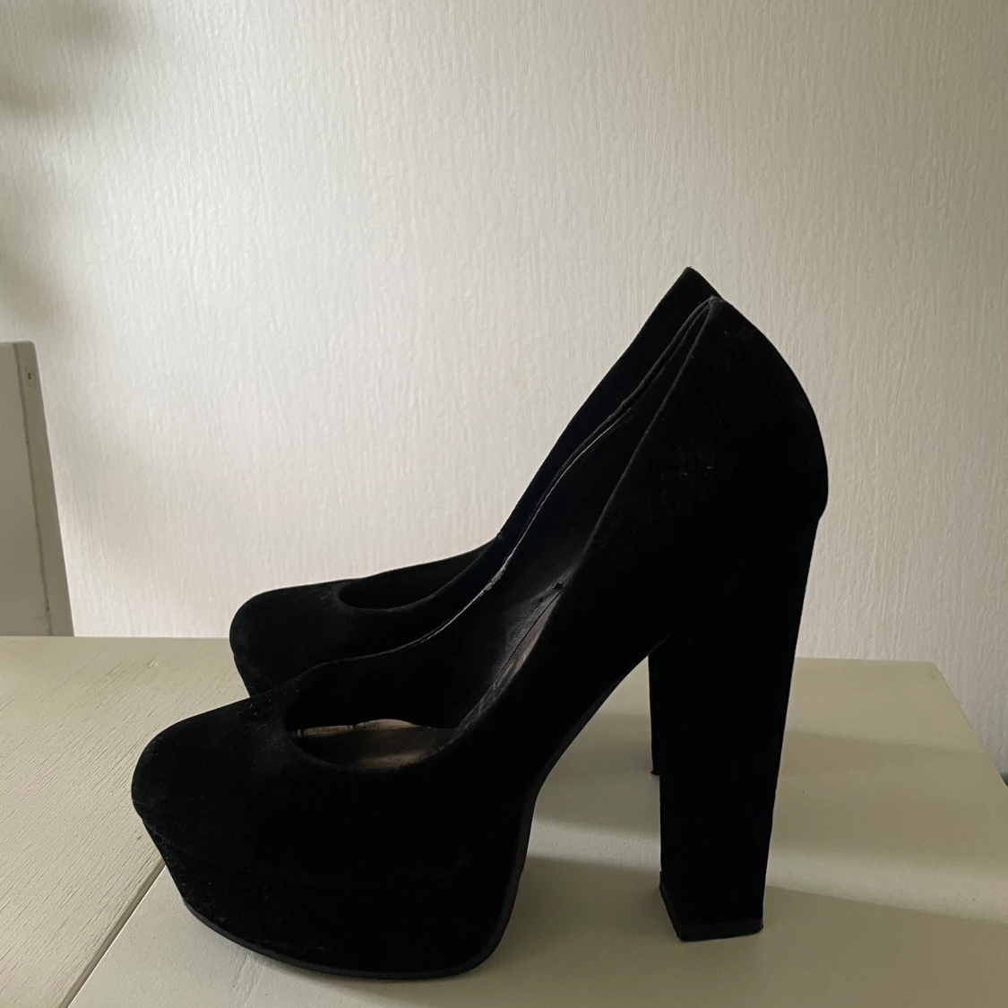 Svarta pumps i mockaimitation