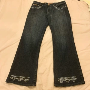 Hondney jeans - Ett par fina jeans med detaljer❤️ Midwaist och straight fit/ bootcut, innebenslängden:75cm midjemått: 83cm. Frakt tillkommer! 