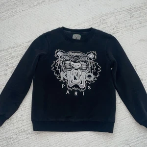 Kenzo tröja  - Säljer denna fina kenzo tröja pga att jag ej använder den längre. Fick i present förra året och har använt den några gånger bara, den är äkta och säljs för 400. (Kvitto finns tyvär ej) pris kan diskuteras vid snabbköp