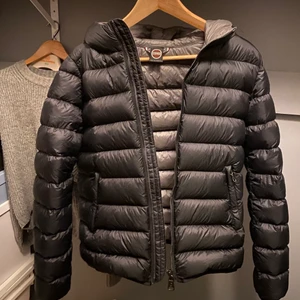 Colmar Jacka - Superfin Colmar jacka i storlek S! Jackan är endast använd några få gånger så den är i jättefint skick. Priset kan eventuellt diskuteras vid snabb affär!