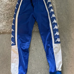 Kappa mjukisbyxor - Ett par blåa kappa mjukisbyxor i strl M. Bara använda ett fåtal gånger. 