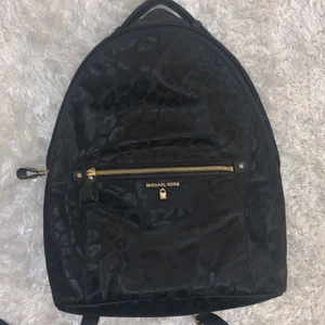 Michel kors väska  - En jätte fin svart leopard mönstrad ryggsäck från Michel kors som är köpt för ett tag sedan men knappt använd.🥰 Köpt för 2000kr men säljer för 1500kr. Kontakta privat för bättre bilder och frågor!