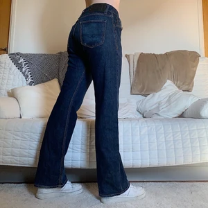 Mörkblå Baggy Jeans - Säljer dessa snygga mörka midrise jeans i storlek W32L32, 84cm midja och 80cm innerbenslängd! Jag på bilderna är 172cm lång och brukar ha storlek 38/W28/S-M❤️