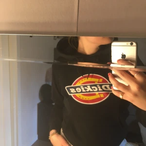 Dickies hoodie  - Säljer då den blev förliten. Den är i nyskick å inga anmärkningar. Strl xs❤️ priset är inte hugget i Sten!!!😃