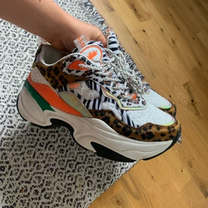 Buffalo sneakers  - Sjukt balla skor från märket Buffalo🤩 köpta ganska nyligen men använts ett par tillfällen, insåg att de va för stora tillslut. Inköpspris 812 kr på ASOS! 