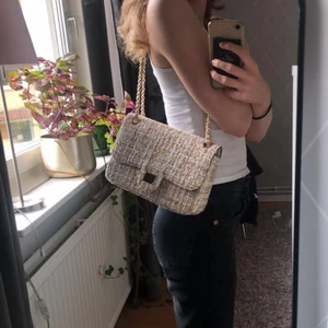 Väska - Jättefin väska som tyvärr inte kommer till användning, har bara använt den 1 gång så det är verkligen i nyskick! Den stängs med en magnet och är rätt så rymlig och det finns ett extra fack med dragkedja i💓💓 den är lite glittrig i verkligheten⭐️ hör av er för fler bilder eller om ni undrar något 🤩🥰 kan mötas upp i sthlm