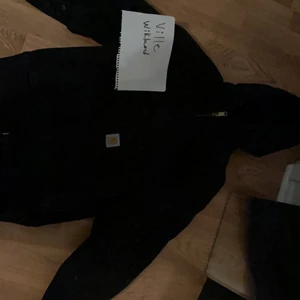carhartt hooded work jacket - en carhartt jacka i medium och svart färg med vit färgstänk. den sitter rätt boxy. bra vintage skick. perfa för höstväder. bud 500 bin 700. frakt 66kr