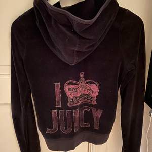 Jättefin och skön svart zip hoodie från juicy couture, köpt i barnstorlek för 12-14 men passar en xs!! Använd men inga tydliga skador på den💕
