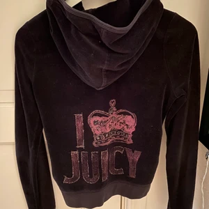 Juicy couture hoodie - Jättefin och skön svart zip hoodie från juicy couture, köpt i barnstorlek för 12-14 men passar en xs!! Använd men inga tydliga skador på den💕