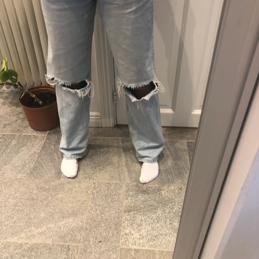 Säljer mina jätte fina trendiga jeans pga att dom har blivit förstora för mig och att jag råka köpa i en för stor storlek, passar dock väldigt bra i längden då jag är 1,67 cm lång. Använd några gånger🥰 säljer för 250kr+frakt (orginal pris 600kr) kom privat för bilder på jeansen. Jeans & Byxor.