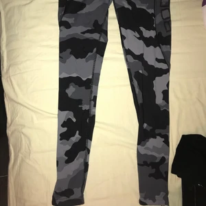 Träningsbyxor  - Skitsnygga träningsbyxor från better bodies storlek L men sitter mer som M , lågmidjade 