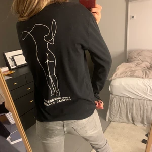 Långärmad t-shirt med tryck - Långärmad t-shirt med coolaste trycket på baksidan!!!❤️