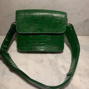 HVISK Cayman Bag - HVISK väska med axelband! Skitnygg mörkgrön färg och helt oanvänd! Nypris 750kr , pris går att diskuteras❤️‍🔥