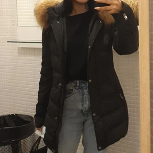 Rock&Blue vinter jacka   - Säljer denna vinter jacka från Rock&Blue som är i limited edition modell. Kanppast använd 1 vinter därmed väldigt bra skick som håller dig varm hela vintern. Äkta päls och dun i jackan. Nypris 4000kr mitt pris 1400kr. Storlek 36.
