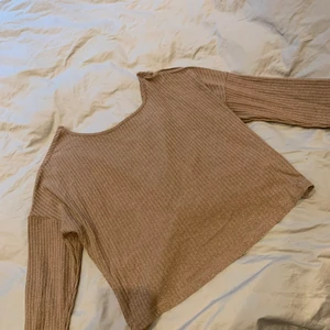 Beige tröja - Aldrig använd. Lite urringad i ryggen