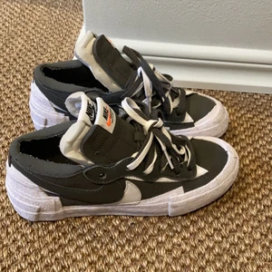 Nike sacai  - Nike sacai köpta från Sneakersnstuff. Använda ett par gångar. 