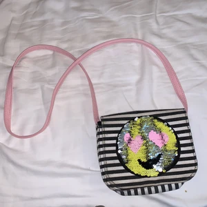 Randig väska  - Randig väska med paljetter och smiley face, och rosa band.