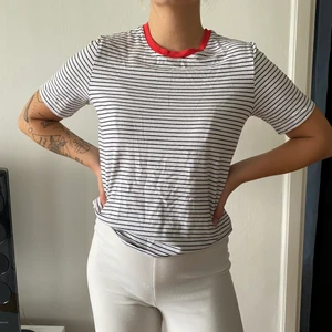 Randig t-shirt strl M - Svart/vitrandiga t-shirt med röd urringning