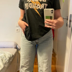 t-shirt från gina tricot  - grå/svart tröja från ginatricot i storlek M så lite oversize för mig som vanligtvis brukar ha S! 💕 använd ca 7-8ggr så i bra skick! 