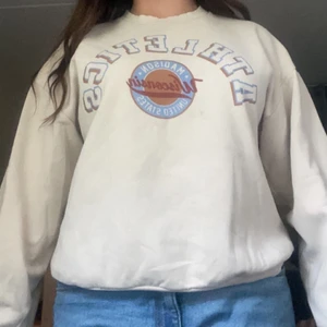 Sweatshirt  - Hoodie från Ginatricot som är använd några gånger. Bra skick. Storlek M men passar de flesta storlekarna. Skriv om ni har frågor eller är intresserade❤️❤️