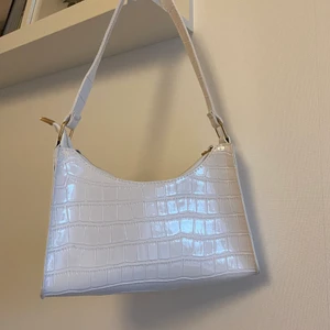 Jättefin väska!!🤍🤩🤪⚡️⚡️ - Jättefin väska som jag säljer då den inte kommer till användning!💓💓 Väskan är aldrig använd och är i bra skick!💓💓