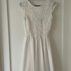Ayla Dress White - Superfin vit klänning från Bubbleroom i storlek 34. Klänningen är i fint skick och endast använd två gånger. Kjolen är i fodrad mesh och överdelen i stretchig fodras spets. Den har djup rygg med knappar. 👗