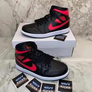 Air Jordan 1 Mid ”Siren Red”  - Säljer mina fina mids som jag knappt haft användning för :( köpte från Wavykicks på IG. Priset är väldigt billigt och inkluderar frakten! 