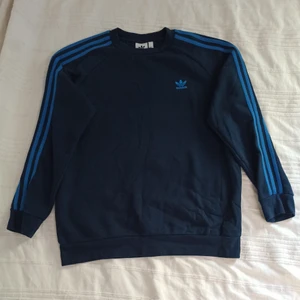 Adidas Sweatshirt - En blå Adidas Sweatshirt i mycket bra skick. Säljes då den inte kommer till användning. Storlek M.