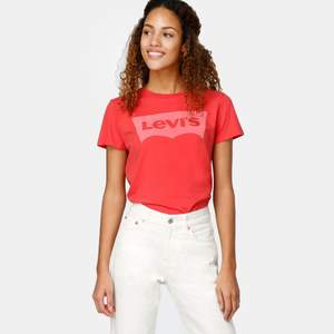 Röd Levis t-shirt i storlek S! Använd fåtal gånger så är fortfarande i mkt bra skick!  Köparen står för frakten på 48 kr!