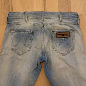 Wrangler jeans - Sköljer mina jätte fina wrangler jeans som är för små för mig! Dem har en jätte fin tvätt och är i en jätte fin bootcut Model! 