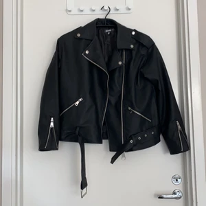 Missguided- Oversized biker jacket - Säljer nu min skinnjacka från nelly. Nyskick, endast använd 1 gång. Säljer pga, köpte fel storlek. Nypris:499kr