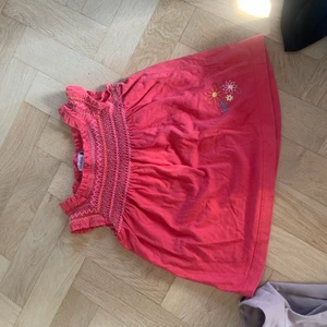 Linne  - Säljer mitt rosa linne som är köpt på second hand, det ser väldigt litet ut men de sitter perfekt på ! 