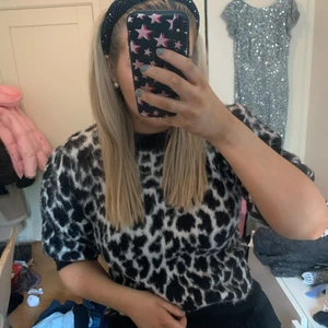 Mönstrad ”stickad” t-shirt  - Superfin mönstrad ”varm” t shirt, utgått ur sortimentet från NA-KD ❤️ Perfekt nu till höst/vintern. Fraktar eller möts upp i Göteborgsområdet.