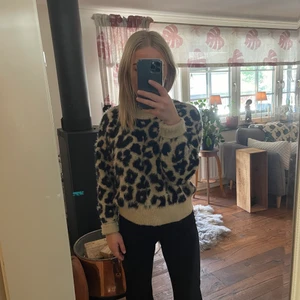 Leopard tröja - Super fin och skön stickad tröja använd en gång.