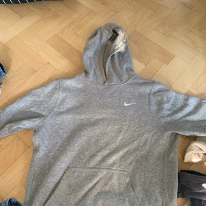 Nike hoodie - Säljer min gråa Nike hoodie, använd fåtal gånger! Skön med ludd inuti 