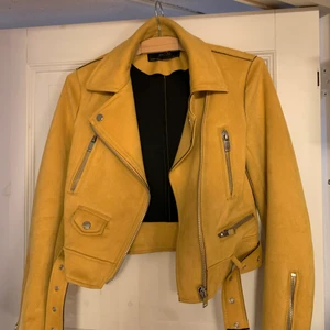 Gul mocka jacka - Gul mocka jacka från Zara! (Liten fläck uppe på ryggen! Har däremot inte testat och tvätta den!) 🤗 köparen står för frakten!