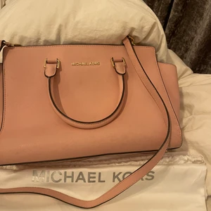 Jätte fin väska från Michael kors ! - Jätte fin väska från Michael kors i bra skick! Väskan rymmer mycket och dustbag ingår ! Nypris: 3400kr 