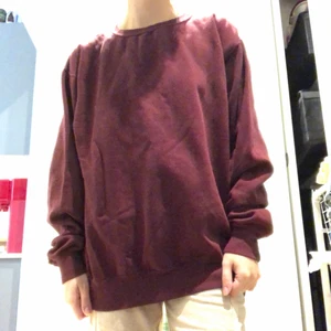 Vinröd mysig collegetröja - Denna har använts väl men är fortfarande som ny! Riktigt mysig, lite oversized och vinröd collegetröja som nu kan bli din! Katt finns i hemmet!