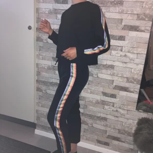 mjukisset regnbåge - ett supersnyggt mjukis/träningsset med glittriga regnbågsdetaljer! både tröja och byxor är i XS och byxorna är lite tightare på mig som vanligtvis har S i byxor, (ser fortf bra ut men inte superluftiga) tröjan däremot är också XS men väldigt rymlig. Hela setet säljer jag för 150kr, vill man köpa separat så 100kr styck:)