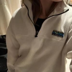 Vit Fleece tröja🤍 - Använd i bra skick❣️ Säljes för 200 köp direkt för 350+frakt❤️