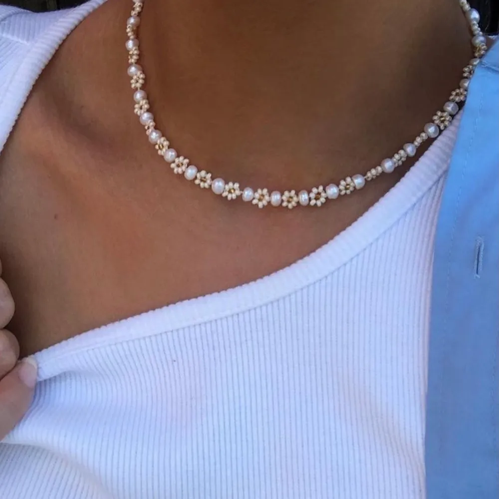 Av äkta sötvattenspärlor!🤍🤍 Lås är vattentåligt och halsbandet justerbart. Säljer även liknande smycken på min Instagram @aliceruthjewelry ! Halsbandet är handgjort och kostar 249kr + frakt på endast 12kr 🥰. Accessoarer.