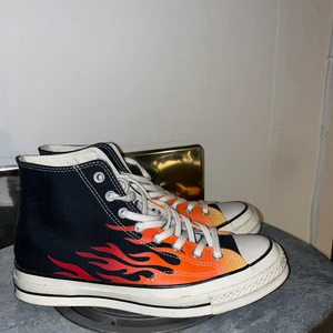 Converse Chuck Taylor flame  - Köpta i London för 2 år sen men aldrig kommit till användning, max 2 ggr. Size 9 (43). Cond: 9/10. Priset är inte hugget i sten 