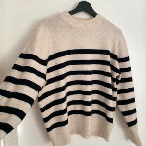 Populär hm tröja - LÄGGER UPP IGEN PGA OSERIÖS KÖPARE!! Randig tröja från Hm, använd vid två tillfällen!❤️‍🔥 buda i dm! Köps direkt för 250!