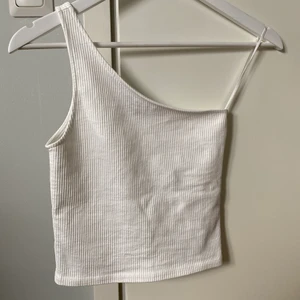 Linne - Säljer detta one shoulder linne då det aldrig kommer till användning. Tror jag endast använt linnet en gång så det är i väldigt bra skick. Hör gärna av dig ifall du vill ha fler bilder!